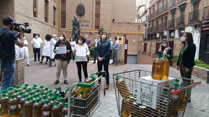 Mujeres agricultoras de Montefrío durante la entrega de aceite al personal sanitario (AYTO. MONTEFRÍO) Mujeres agricultoras de Montefrío durante la entrega de aceite al personal sanitario (AYTO. MONTEFRÍO)