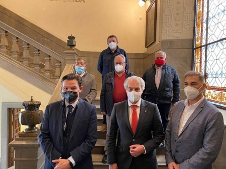 Foto de familia tras la firma del convenio (AYTO. GRANADA)