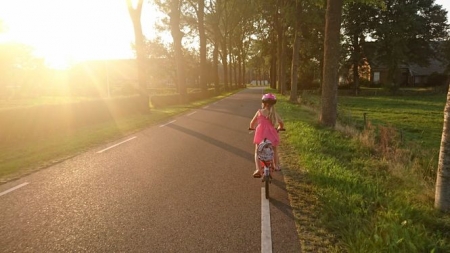 Una niña se desplaza en bicicleta para ir al colegio (UGR)