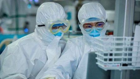Sanitarios protegidos contra el coronavirus (BBC) 