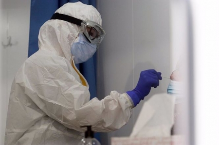 Sanitarios de la Junta de Andalucía en una imagen de archivo haciendo test rápidos de antígenos PCR (ÁLEX ZEA - EUROPA PRESS) 