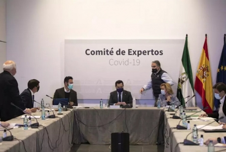 El presidente de la Junta de Andalucía, Juanma Moreno (c), preside una reunión del Consejo Asesor de Alertas de Salud Pública de Alto Impacto, en imagen de archivo (MARÍA JOSÉ LÓPEZ - EUROPA PRESS)