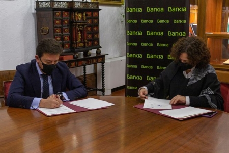 El director corporativo de la Territorial de Bankia en Andalucía, Joaquín Holgado, y la rectora de la UGR, Pilar Aranda Ramírez durante la firma del convenio (UGR)