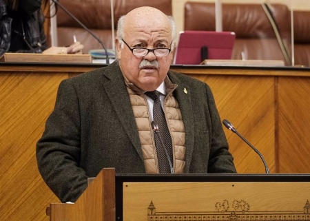 El consejero de Salud, Jesús Aguirre, en el Pleno del Parlamento de Andalucía (ALFREDO DE ANCA) 