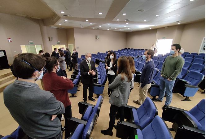 El consejero Rogelio Velasco con algunos de los jóvenes investigadores que se incorporan a centros de investigación (JUNTA) El consejero Rogelio Velasco con algunos de los jóvenes investigadores que se incorporan a centros de investigación (JUNTA)
