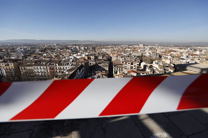 Operarios interviniendo y reparando los pináculos y zonas afectadas de la Catedral de Granada (ÁLEX CÁMARA / EUROPA PRESS) Operarios interviniendo y reparando los pináculos y zonas afectadas de la Catedral de Granada (ÁLEX CÁMARA / EUROPA PRESS)