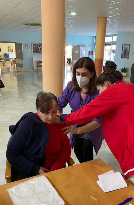 Una vecina de Vegas del Genil recibe la vacuna del coronavirus (AYTO. VEGAS DEL GENIL)