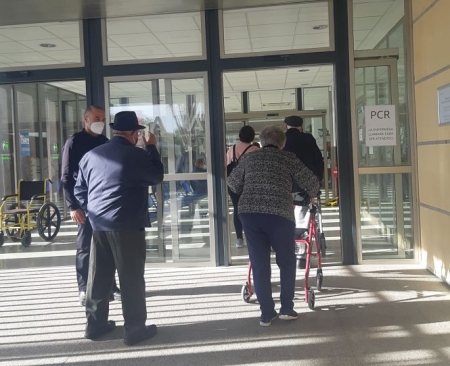 Mayores acuden al Centro de Salud de Maracena para vacunarse (AYTO. MARACENA) 