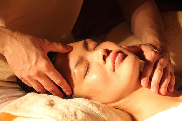 El masaje final ayuda a eliminar contracturas y proporciona una sensación de bienestar plena que reduce el estrés