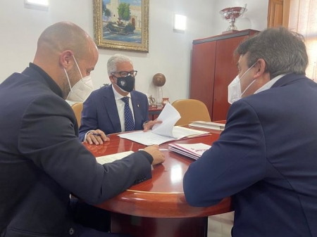 Imagen de la firma del convenio (UGR)