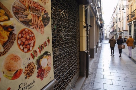 La calle Navas de Granada, vacía y con sus comercios y bares cerrados, en la segunda ola (ÁLEX CÁMARA - EUROPA PRESS) 