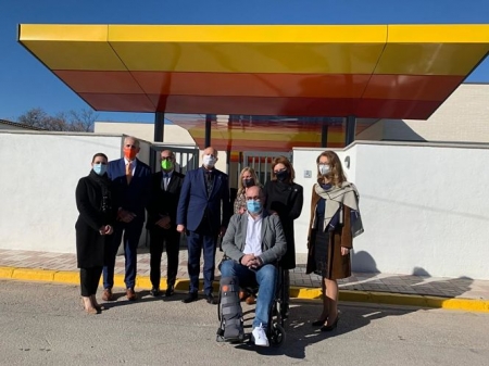 Javier Imbroda y miembros de Ciudadanos durante la visita a el Colegio de El Chaparral (CIUDADANOS)