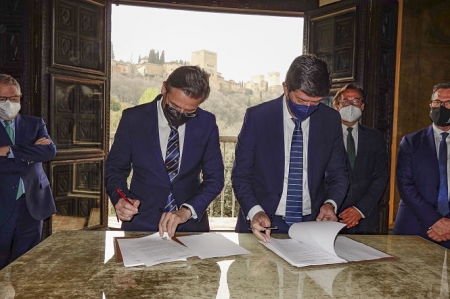 Luis Salvador y Juan Marín han firmado el convenio (JAVIER ALGARRA / AYUNTAMIENTO) 