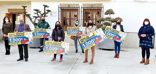 Entrega de los cheques a los ganadores de `El gran sorteo del comercio` organizado por el Ayuntamiento de Cúllar Vega (AYTO. CÚLLAR VEGA) Entrega de los cheques a los ganadores de `El gran sorteo del comercio` organizado por el Ayuntamiento de Cúllar Vega (AYTO. CÚLLAR VEGA)