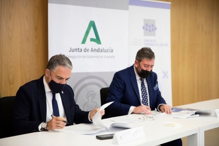 Imagen de la firma del convenio (JUNTA)