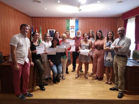  el alcalde y el concejal de Bienestar Social de Monachil junto a las alumnas del último curso de ayuda a domicilio organizado por el Ayuntamiento, en una imagen de antes de la pandemia (AYTO. MONACHIL)