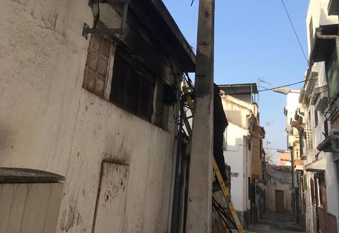 Centro de transformación ubicado en la calle Pedro de Moya, tras quedar calcinado por sobrecarga en la red (ENDESA) Centro de transformación ubicado en la calle Pedro de Moya, tras quedar calcinado por sobrecarga en la red (ENDESA)