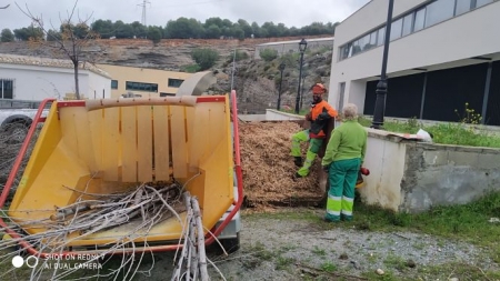 Operarios municipales del Ayuntamiento de Monachil compostan restos de poda (AYTO. MONACHIL)