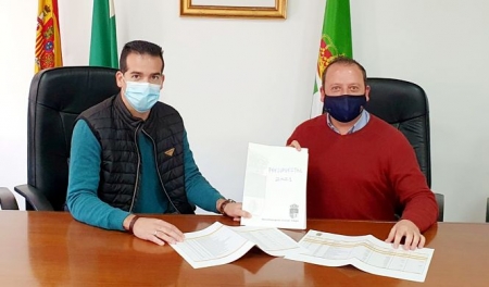 El concejal de Hacienda y el alcalde de Cúllar Vega presentan los presupuestos municipales para 2021 (AYTO. CÚLLAR VEGA) 