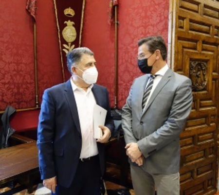 El defensor, Manuel Martín, y el alcalde de Granada, Luis Salvador (AYUNTAMIENTO) 