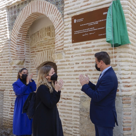 Descubrimiento de la placa en la casa natal de Carlos Cano (JAVIER ALGARRA / AYUNTAMIENTO)