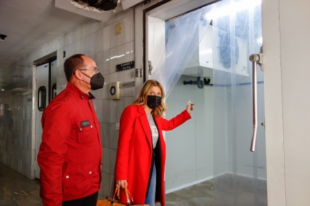 Eva Martín ha visitado la nueva cámara frigorífica (JAVIER ALGARRA / AYUNTAMIENTO) 