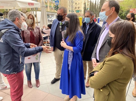 La diputada de Vox por Granada, Macarena Olona, en una visita al barrio de la Chana (VOX) 