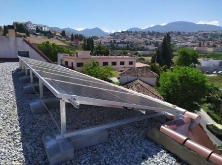  Placa fotovoltaica instalada en un edificio municipal de Monachil (AYTO. MONACHIL)