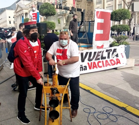 Protesta de la `España Vaciada` ante el Congreso de los Diputados. (AMIGOS DEL FERROCARRIL COMARCA DE BAZA)