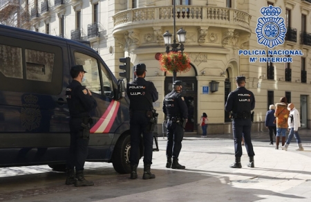 Agentes de la Policía Nacional en el Centro de Granada (POLICÍA NACIONAL)