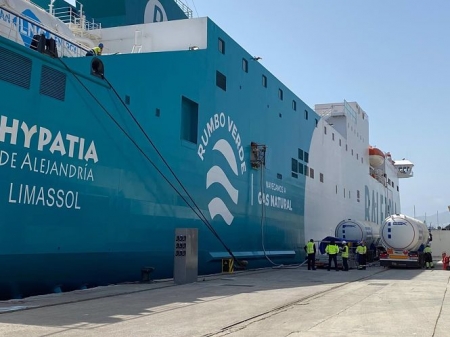 Camiones cisterna suministrando GNL desde el muelle de Costa (PUERTO DE MOTRIL)