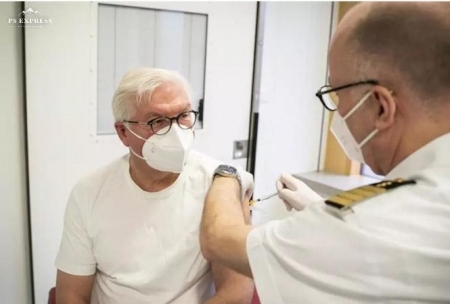 Un sanitario suministra una vacuna (STEFFEN KUGLER/BUNDESREGIERUNG/D / DPA)
