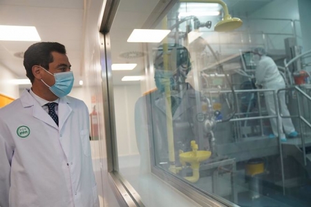 El presidente de la Junta, Juanma Moreno, en los laboratorios de Rovi (JUNTA)