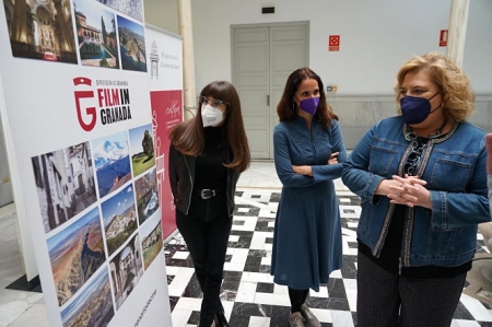 La Diputada de Cultura en la exposición fotográfica de `Filmin Granada` (J. GROSSO / DIPGRA)