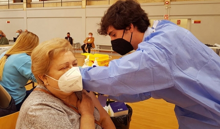 Un sanitario suministra la vacuna (JUNTA DE ANDALUCÍA)