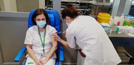 Una sanitaria es vacunada contra la Covid19 (JUNTA DE ANDALUCÍA)