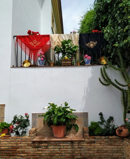 Imagen de un balcón adornado por el Día de la Cruz (AYTO. MONTEFRIO)