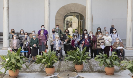 Imagen de la visita a una de las residencias (UGR)