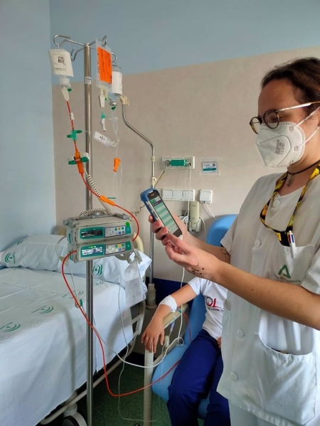 Enfermera controla la administración de quimioterapia en un menor (JUNTA DE ANDALUCÍA)