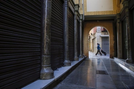 Calle Zacatin, una de las calles comerciales de la ciudad de Granada, vacía y con sus comercios y bares cerrados (ÁLEX CÁMARA / EUROPA PRESS)