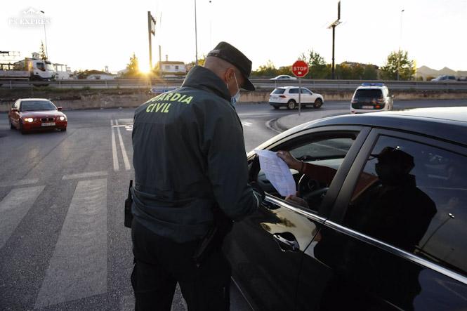 La Guardia Civil y la Policía local de Pulianas, realizan juntos controles de tráfico en los límites de la ciudad de Granada, en imagen de archivo (ÁLEX CÁMARA - EUROPA PRESS) La Guardia Civil y la Policía local de Pulianas, realizan juntos controles de tráfico en los límites de la ciudad de Granada, en imagen de archivo (ÁLEX CÁMARA - EUROPA PRESS)