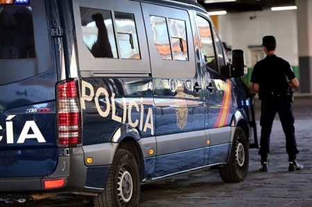 Imagen de recurso de agentes de Policía Nacional junto a un furgón policial del Cuerpo (EUROPA PRESS)