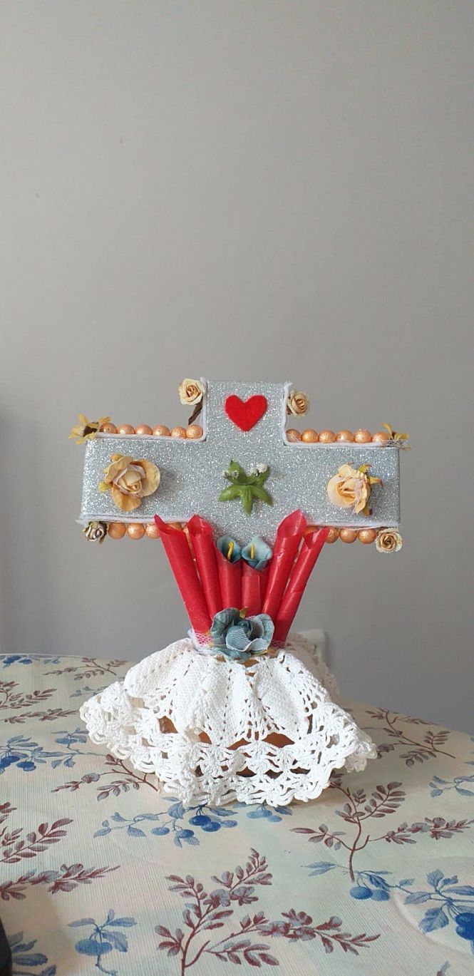 Una de las cruces de mayo que los mayores de Huétor Tájar han presentado al concurso (AYTO. HUÉTOR TÁJAR) Una de las cruces de mayo que los mayores de Huétor Tájar han presentado al concurso (AYTO. HUÉTOR TÁJAR)