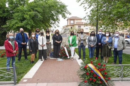 Ofrenda en el monolito (AYTO. ARMILLA)