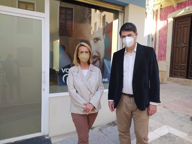 El diputado nacional del PP por Granada, Carlos Rojas, con la alcaldesa de Motril, Luisa García Chamorro (PP GRANADA) El diputado nacional del PP por Granada, Carlos Rojas, con la alcaldesa de Motril, Luisa García Chamorro (PP GRANADA)