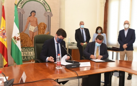 El presidente de la Diputación de Granada, José Entrena, ha firmado este lunes un convenio con el vicepresidente de la Junta de Andalucía, Juan Marín, para acciones de promoción conjuntas (R. MARTÍNEZ /  DIPGRA) 