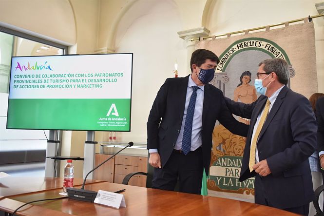 El vicepresidente de la Junta de Andalucía y consejero de Turismo, Regeneración, Justicia y Administración Local, Juan Marín, junto al presidente de Diputación, José Entrena (JUNTA DE ANDALUCÍA) El vicepresidente de la Junta de Andalucía y consejero de Turismo, Regeneración, Justicia y Administración Local, Juan Marín, junto al presidente de Diputación, José Entrena (JUNTA DE ANDALUCÍA)
