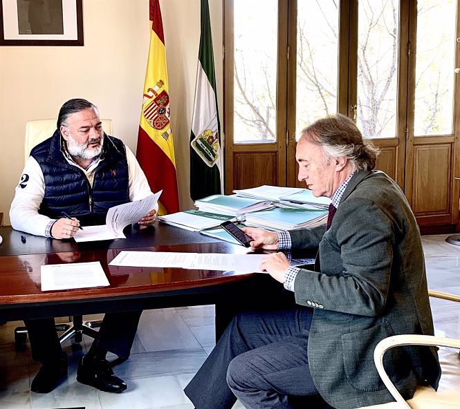 El delegado del Gobierno andaluz en Granada, Pablo García, junto al delegado de Salud de la Junta en Granada, Indalecio Sánchez Montesinos, en una imagen de archivo (JUNTA DE ANDALUCÍA) El delegado del Gobierno andaluz en Granada, Pablo García, junto al delegado de Salud de la Junta en Granada, Indalecio Sánchez Montesinos, en una imagen de archivo (JUNTA DE ANDALUCÍA)