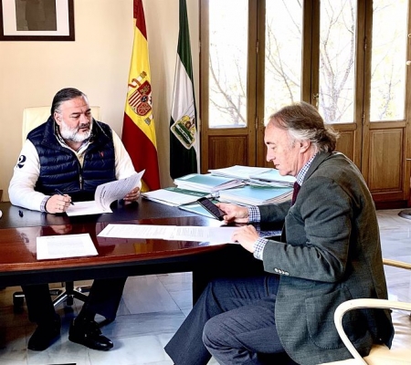 El delegado del Gobierno andaluz en Granada, Pablo García, junto al delegado de Salud de la Junta en Granada, Indalecio Sánchez Montesinos, en una imagen de archivo (JUNTA DE ANDALUCÍA)