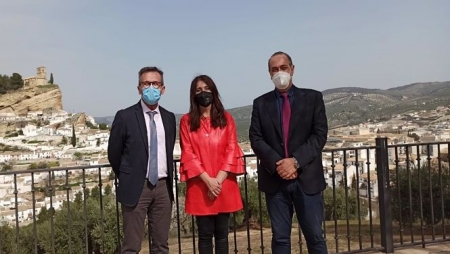 La alcaldesa de Montefrío, Remedios Gámez, en el centro, en imagen de archivo (JUNTA) 